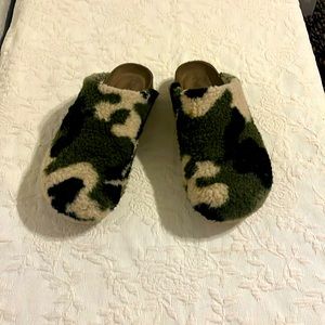 Outwoods Sherpa clogs molded footbed size 9